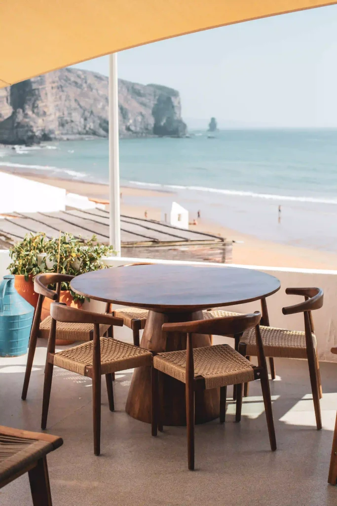 Esta imagem tem um texto alternativo em branco, o nome da imagem é restaurante-arrifana-3-683x1024.webp